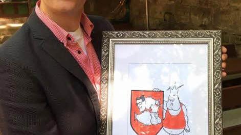 Uwe Kirschstein mit seinem Bild vom Comic-König ForchFoto: privat
