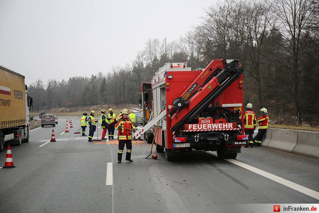 Pkw kracht unter Lkw auf der A9 bei Trockau - Drei Personen verletzen sich schwer