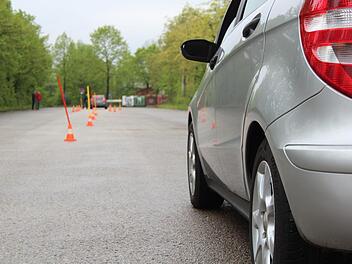F&uuml;r die H&ouml;chstadter Teilnehmer ging es beim Fahrtraining unter anderem durch einen Slalomparcours. Foto: Jann Weckel