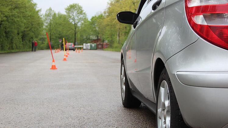 F&uuml;r die H&ouml;chstadter Teilnehmer ging es beim Fahrtraining unter anderem durch einen Slalomparcours. Foto: Jann Weckel