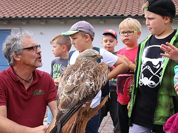 Niklas (rechts) lässt sich von Maik Prozeller Wissenswertes zum Rotmilan erzählen.  Fotos: Kathrin Kupka-Hahn