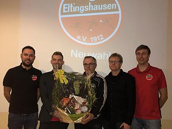 Einen Pr&auml;sent-Korb  erhielt Gerhard Fischer (Mitte) zum Dank f&uuml;r seine 40-j&auml;hrige T&auml;tigkeit als Kassier (von links):  Lukas Karch (Vorstand-Wirtschaftsbetrieb), Arne Moritz (Vorstand-Sport), Gerhard Fischer, Claus-Peter K&ouml;th (neuer Vorstand-Finanzen) und Alexander Schott (Vorstand-&Ouml;ffentlichkeitsarbeit). Foto: Steffen Hartung
