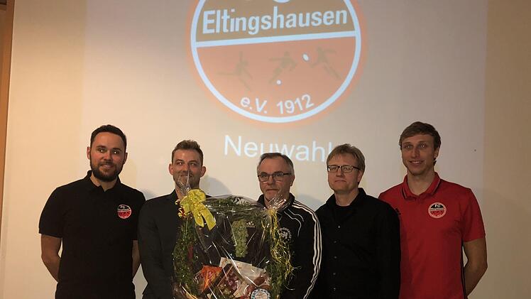 Einen Pr&auml;sent-Korb  erhielt Gerhard Fischer (Mitte) zum Dank f&uuml;r seine 40-j&auml;hrige T&auml;tigkeit als Kassier (von links):  Lukas Karch (Vorstand-Wirtschaftsbetrieb), Arne Moritz (Vorstand-Sport), Gerhard Fischer, Claus-Peter K&ouml;th (neuer Vorstand-Finanzen) und Alexander Schott (Vorstand-&Ouml;ffentlichkeitsarbeit). Foto: Steffen Hartung