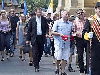 Kirchenschweizer Daniel Reitz (rechts) führte die Wallfahrt mit Weihbischof Herwig Gössl an.  Foto: Andreas Welz