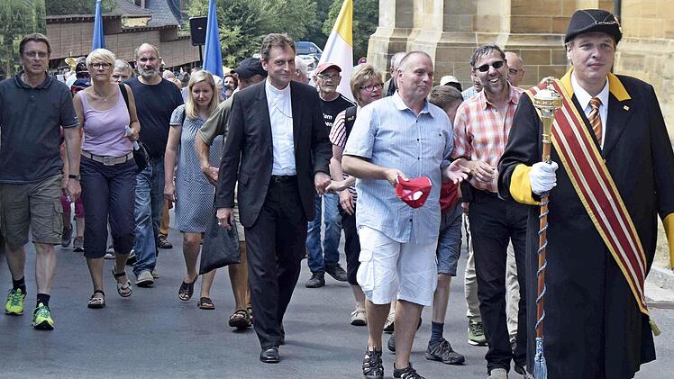 Kirchenschweizer Daniel Reitz (rechts) führte die Wallfahrt mit Weihbischof Herwig Gössl an.  Foto: Andreas Welz