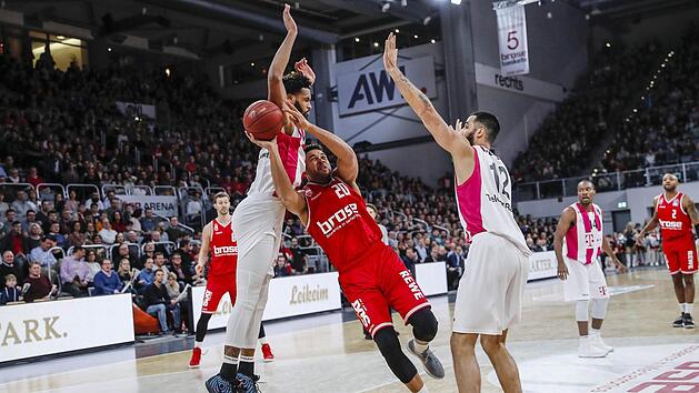 Elias Harris wird im Bundesligaspiel am 16. Dezember vergangenen Jahres von den Bonnern James Webb (links) und Martin Breunig (rechts) bedr&auml;ngt. Die Bamberger gewannen die Partie mit 77:70. Foto: Daniel L&ouml;b