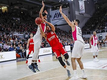 Elias Harris wird im Bundesligaspiel am 16. Dezember vergangenen Jahres von den Bonnern James Webb (links) und Martin Breunig (rechts) bedrängt. Die Bamberger gewannen die Partie mit 77:70. Foto: Daniel Löb
