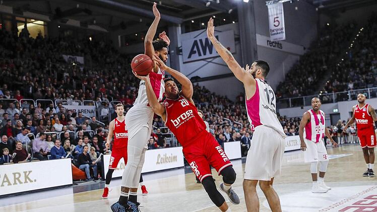 Elias Harris wird im Bundesligaspiel am 16. Dezember vergangenen Jahres von den Bonnern James Webb (links) und Martin Breunig (rechts) bedrängt. Die Bamberger gewannen die Partie mit 77:70. Foto: Daniel Löb