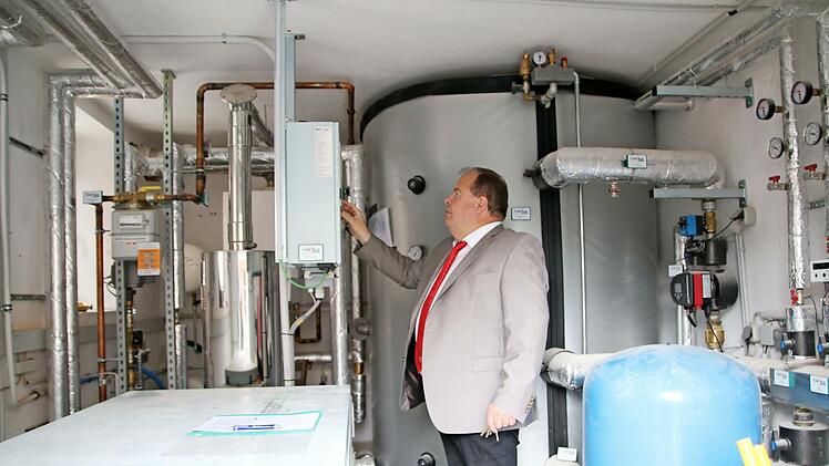 Bürgermeister Werner Burger freut sich, dass die vier Gebäude des Dorfzentrums zentral durch das Blockheizkraftwerk des Dorfladens mit Strom und Wärme versorgt werden.