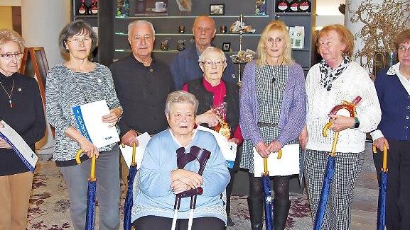 Ehrung für 25 und 30 Jahre beim VdK: Ingrid Meindl, Alois Gundelach, Hedwig Schneider, Klara Hänsch, Lieselotte Kiesel, Elke Conrad-Weberbauer, Jutta Langohr, Paul Kaiser, Paula Heublein.