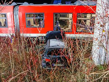 Zug erfass Auto am unbeschrankten Bahnübergang