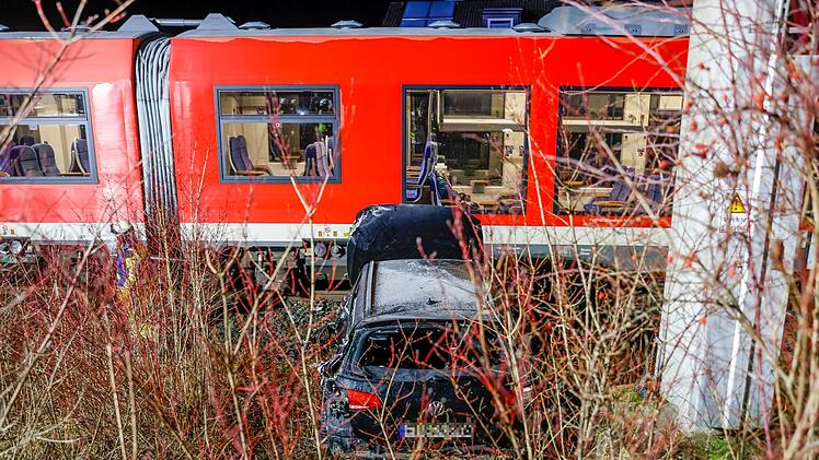 Zug erfass Auto am unbeschrankten Bahnübergang