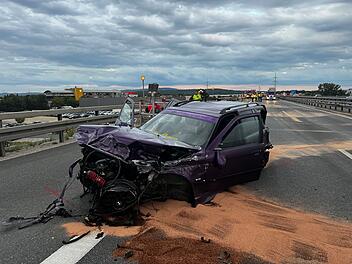 Nach Crash auf Autobahn: Freundin von Unfallteilnehmer nimmt Verfolgung auf und wird selbst in schweren Unfall verwickelt