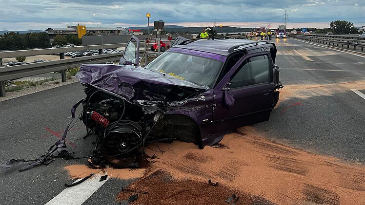 Nach Crash auf Autobahn: Freundin von Unfallteilnehmer nimmt Verfolgung auf und wird selbst in schweren Unfall verwickelt