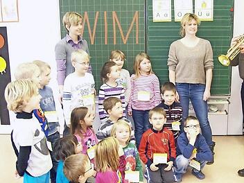 Jürgen Köstler, Vorsitzender des Musikzuges Wildflecken eröffnete auf der Trompete das zweite Kooperationsprojekt "Wir musizieren" an der Grundschule Wildflecken. Hinten links: Klassenlehrerin Carolin Erb-Heyne; in der Mitte: Musiklehrerin Yvonne Roth-Wächter (Musikschule Bad Brückenau).Foto: Helmut Raab