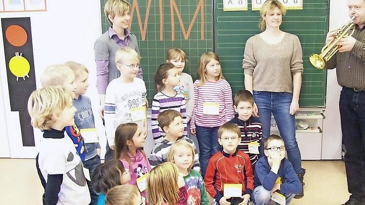 Jürgen Köstler, Vorsitzender des Musikzuges Wildflecken eröffnete auf der Trompete das zweite Kooperationsprojekt "Wir musizieren" an der Grundschule Wildflecken. Hinten links: Klassenlehrerin Carolin Erb-Heyne; in der Mitte: Musiklehrerin Yvonne Roth-Wächter (Musikschule Bad Brückenau).Foto: Helmut Raab