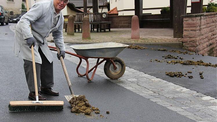 Alfred Mathis säubert die Straße.
