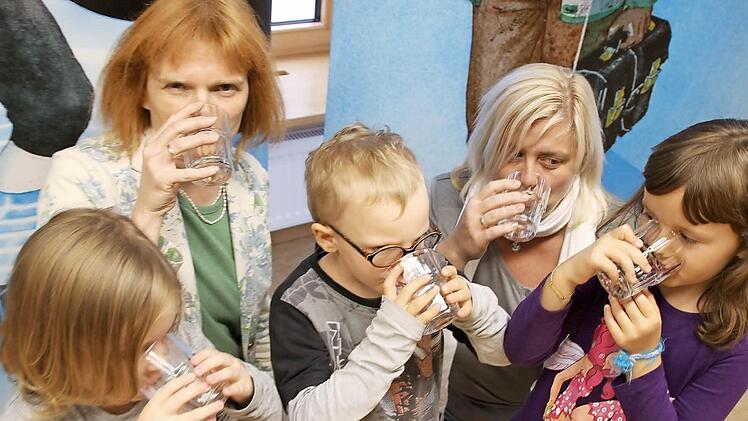 Projektbetreuerin Anne-Kathrin Jackel (links) und Kinderpflegerin Anita Walter trinken mit drei Kita-Kindern einen Schluck Premicher Leitungswasser.  Foto: Benedikt Borst