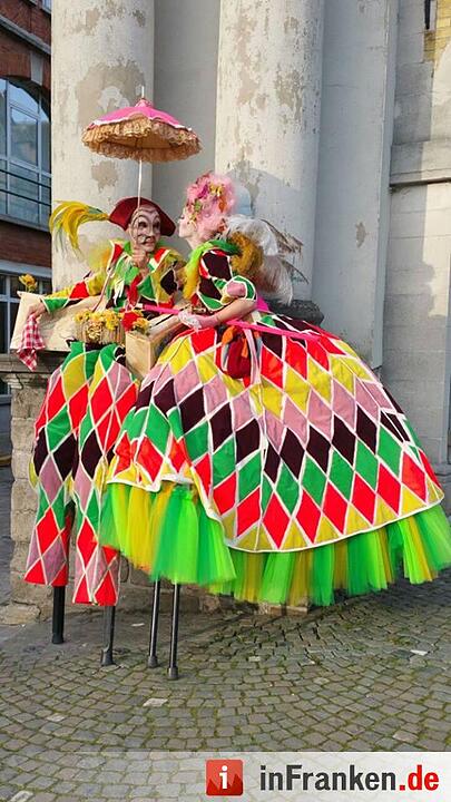 -Troupe de la Lumière sind eine Mischung aus Tanz und künstlerischen Walkacts auf Stelzen.