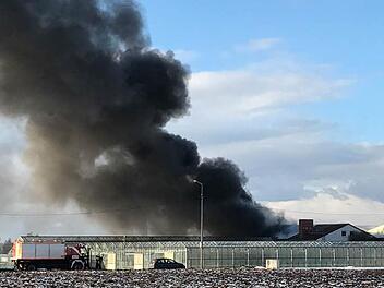 In Nürnberg hat am Donnerstag eine Lagerhalle gebrannt. Die Rauchsäule war weithin sichtbar. Fotos: news5/Grundmann