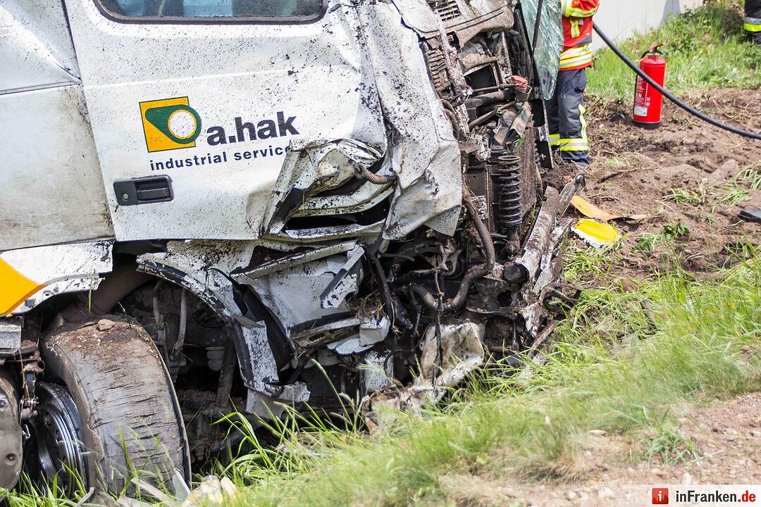 Nürnberg_ Schwerer Lkw-Unfall nach Reifenplatzer