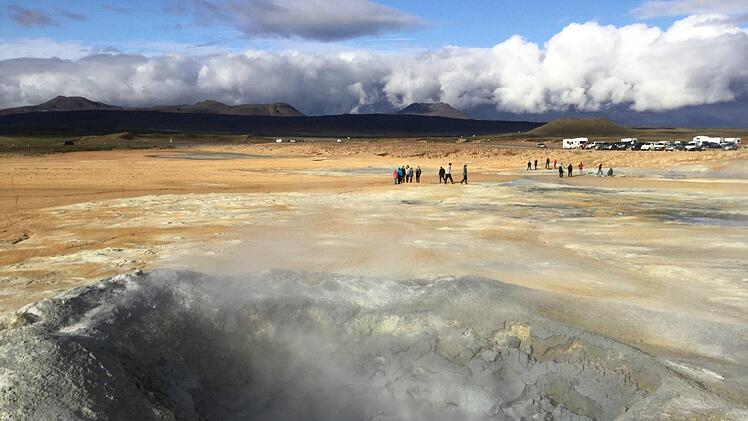 Es blubbert und dampft, es zischt und es stinkt: Ein gewaltiges Schwefelloch bei Myvatn. Foto: privat