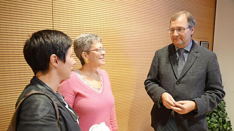Interessierte im Gespr&auml;ch mit Stefan Weing&auml;rtler  Foto: Franka Struve