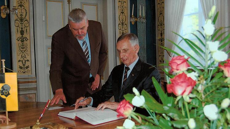Das Bild zeigt den damaligen Zweien B&uuml;rgermeister Norbert Tessmer (links) mit Ulrich Wegener beim Empfang im B&uuml;rgla&szlig;schl&ouml;sschen.Stadt Coburg