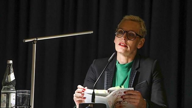 B&auml;rbel Sch&auml;fer   bei  ihrer Lesung im Hospiz- und Palliativzentrum Barbara Herbst