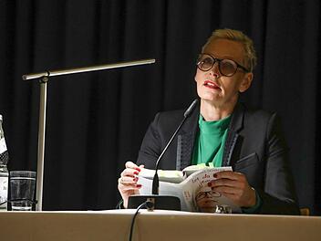 Bärbel Schäfer   bei  ihrer Lesung im Hospiz- und Palliativzentrum Barbara Herbst