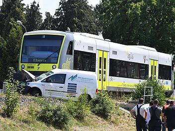 Der Regionalzug in Richtung Ebern schleifte den Pkw etwa 40 Meter über die Gleise. Ronald Rinklef