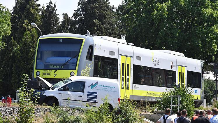 Der Regionalzug in Richtung Ebern schleifte den Pkw etwa 40 Meter über die Gleise. Ronald Rinklef