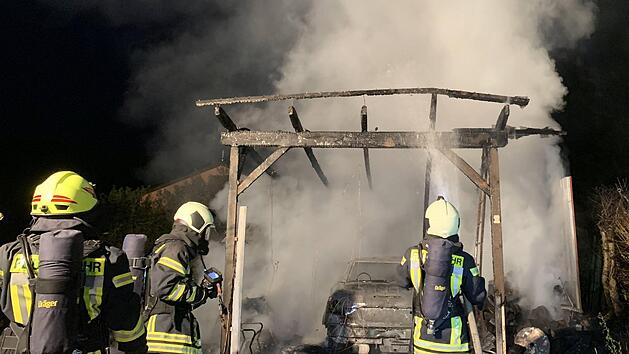 Schaden im mittleren fünfstelligen Euro-Bereich ist bei einem Carportbrand im Kreis Würzburg am Samstagmorgen entstanden. Foto: News5/Patzak
