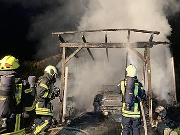 Schaden im mittleren fünfstelligen Euro-Bereich ist bei einem Carportbrand im Kreis Würzburg am Samstagmorgen entstanden. Foto: News5/Patzak