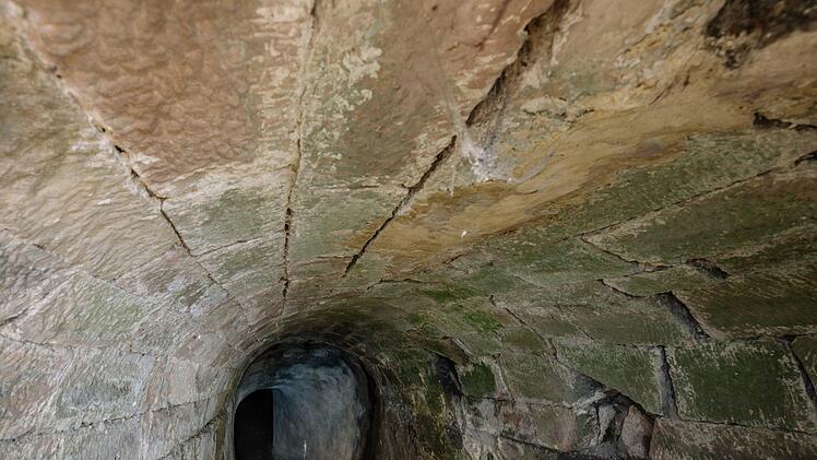 Eine Sandsteintreppe führt in der "Strau" hinab in nur eines von vielen Gewölben von Kronachs "Unterwelt". Foto: Marian Hamacher