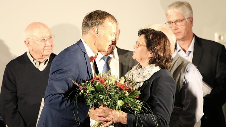 Die Ernennung von Ehrenmitgliedern und Auszeichnungen für großes ehrenamtliches Engagement waren Teil des Kommersabends beim FC Bad Brückenau. Foto: Sebastian Schmitt