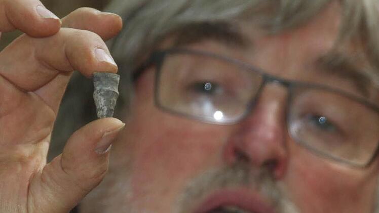 Paläonthologe Hans-Georg Herbig zeigt einen großen Bruder der "Kelchtiere", die bei Presseck gefunden wurden. Die Pressecker Versteinerungen sind 520 Millionen Jahre alt und nur fünf Millimeter hoch.