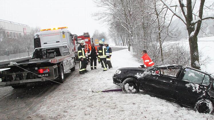 Der Polo wurde durch einen Abschleppdienst geborgen.  Foto: Jürgen Gärtner