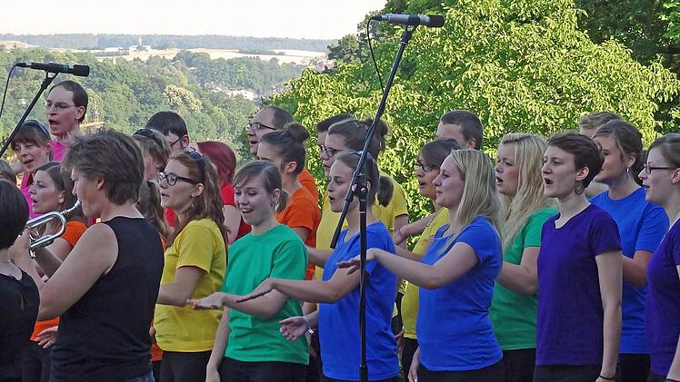 Der Hochschulchor "Die Klangfänger" bei der Serenade vor der Aula.Foto: Jochen Berger