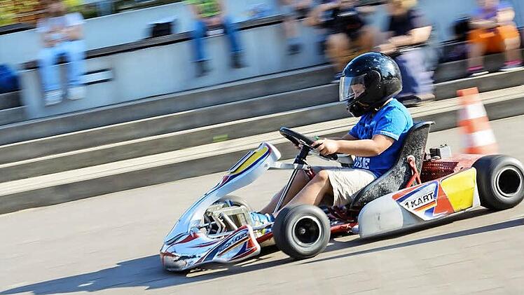 Flott unterwegs waren die Teilnehmer am Fahrtraining auf dem Pausenhof der Grundschule.Foto: Björn Hein