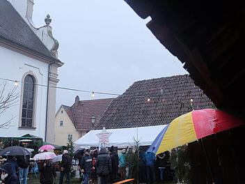 Das Wetter wie hier kürzlich beim Adventsmarkt passt zur Situation: In Fuchsstadt werden für einige Zeit die Kirchenglocken verstummen. Das Geläute der Pfarrkirche St. Mariä Himmelfahrt ist in die Jahre gekommen und benötigt eine Sanierung. Auch die Kirchenuhr ist defekt und muss repariert werden.  Foto: Gerd Schaar