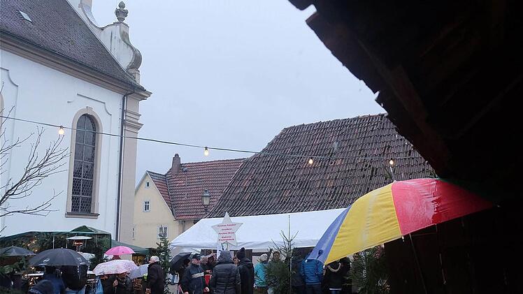 Das Wetter wie hier kürzlich beim Adventsmarkt passt zur Situation: In Fuchsstadt werden für einige Zeit die Kirchenglocken verstummen. Das Geläute der Pfarrkirche St. Mariä Himmelfahrt ist in die Jahre gekommen und benötigt eine Sanierung. Auch die Kirchenuhr ist defekt und muss repariert werden.  Foto: Gerd Schaar