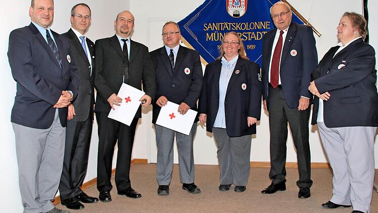 Verdiente und langjährige Mitglieder des Roten Kreuzes wurden bei der Jubiläumsfeier in der Alten Aula geehrt.  Foto: Dieter Britz