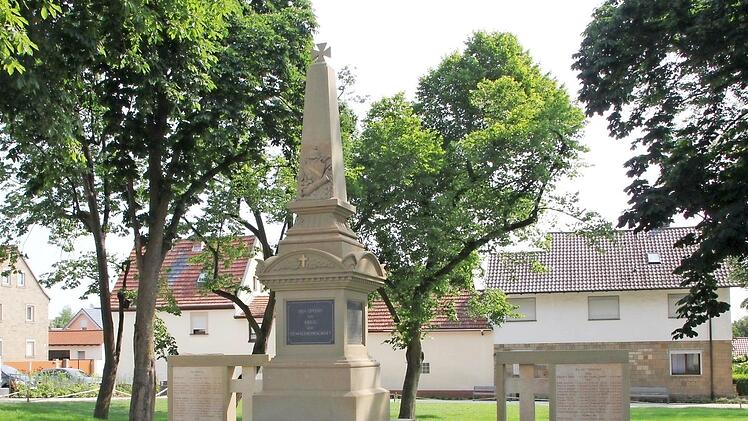 Das neu gestaltete Kriegerdenkmal im Turngarten lädt zum Näherkommen ein.  Fotos: Katja Müller (3)