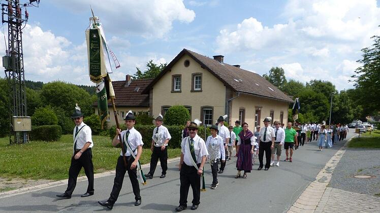 Ein farbenprächtiger Umzug bewegte sich unter den Klängen der Stadtkapelle Kupferbergurch Neufang. Unser Bild zeigt die Schützengesellschaft Stadtsteinach. Foto: Klaus-Peter Wulf
