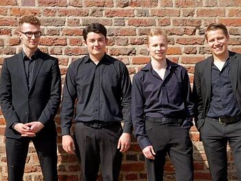 Das Nimrod-Quartett, das am Samstag in Bad Brückenau spielt, besteht aus Waldemar Darscht, Franz Berlin (beide Violine), Adrian Schneider (Viola) und Martin Matos Mendoza (Violoncello). Foto: Bernhard Schmidt