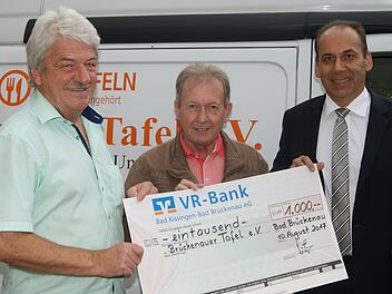 Spenden gab es für ein neues Auto für die Bad Brückenauer Tafel mit professioneller Kühlung, unter anderem von der VR-Bank Bad Brückenau (von links): Klaus Hartmann, Hans-Jürgen Schelle und Armin Förg (VR-Bank).  Foto: Beatrix Lieb