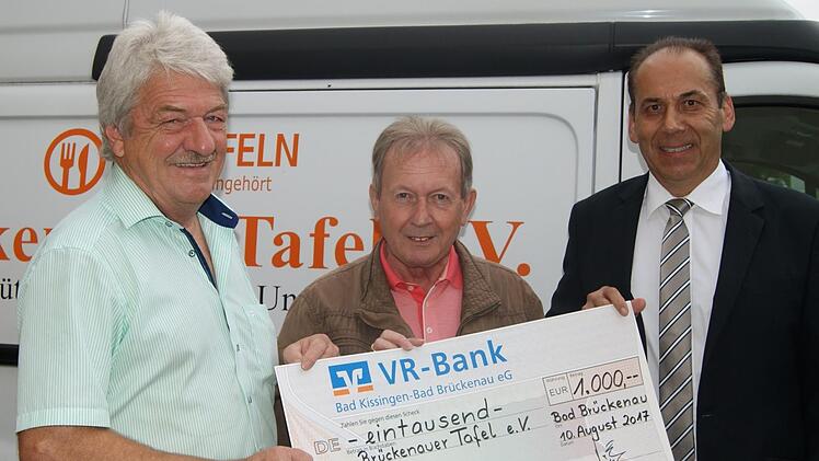 Spenden gab es für ein neues Auto für die Bad Brückenauer Tafel mit professioneller Kühlung, unter anderem von der VR-Bank Bad Brückenau (von links): Klaus Hartmann, Hans-Jürgen Schelle und Armin Förg (VR-Bank).  Foto: Beatrix Lieb