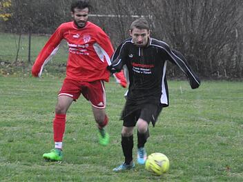 TKV-Stürmer Wassim Nakshabndi (l.) traf zum  3:0-Endstand und  verfolgt in dieser Szene den Neuseser Fabian Ritthaler.   Leo Hühnlein