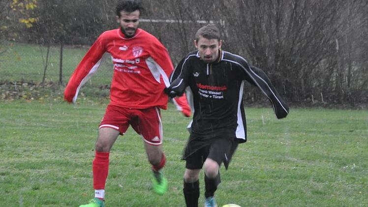 TKV-Stürmer Wassim Nakshabndi (l.) traf zum  3:0-Endstand und  verfolgt in dieser Szene den Neuseser Fabian Ritthaler.   Leo Hühnlein